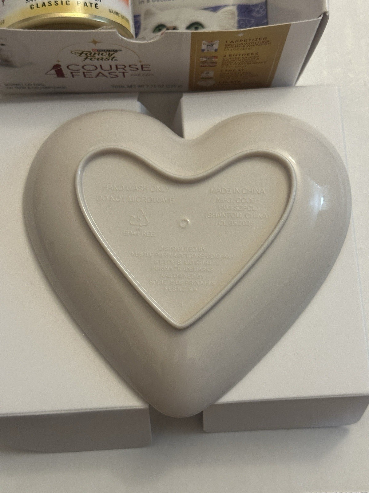 Purina FANCY FEAST 4 Course Feast w/ Heart Plate Gourmet Cat Food 7.75 Oz